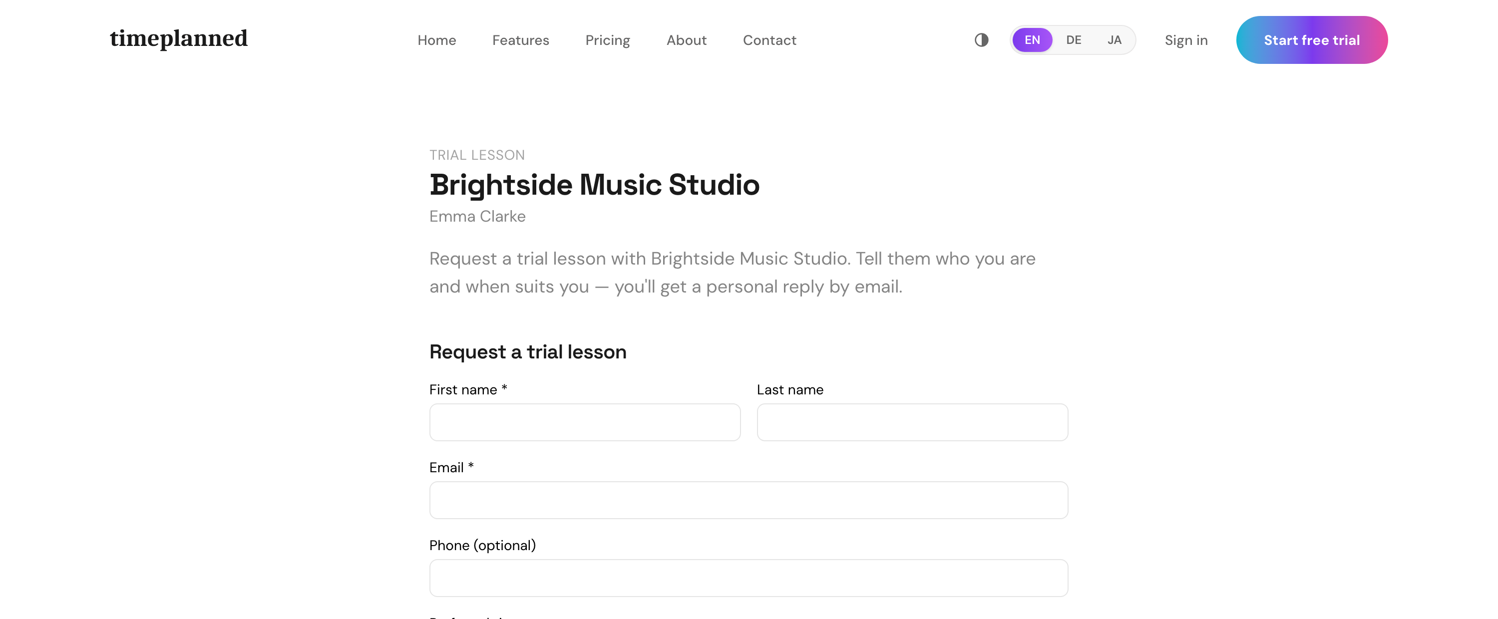 A studio's public booking page with a trial-lesson request form